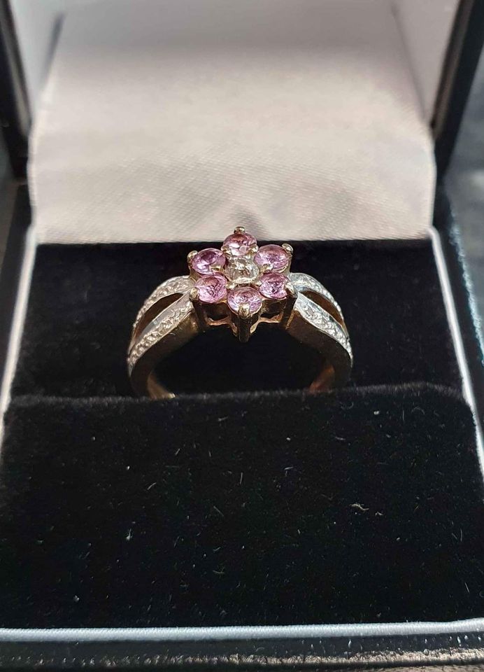 9ct Yellow Gold with Pink and Clear stones - Size I