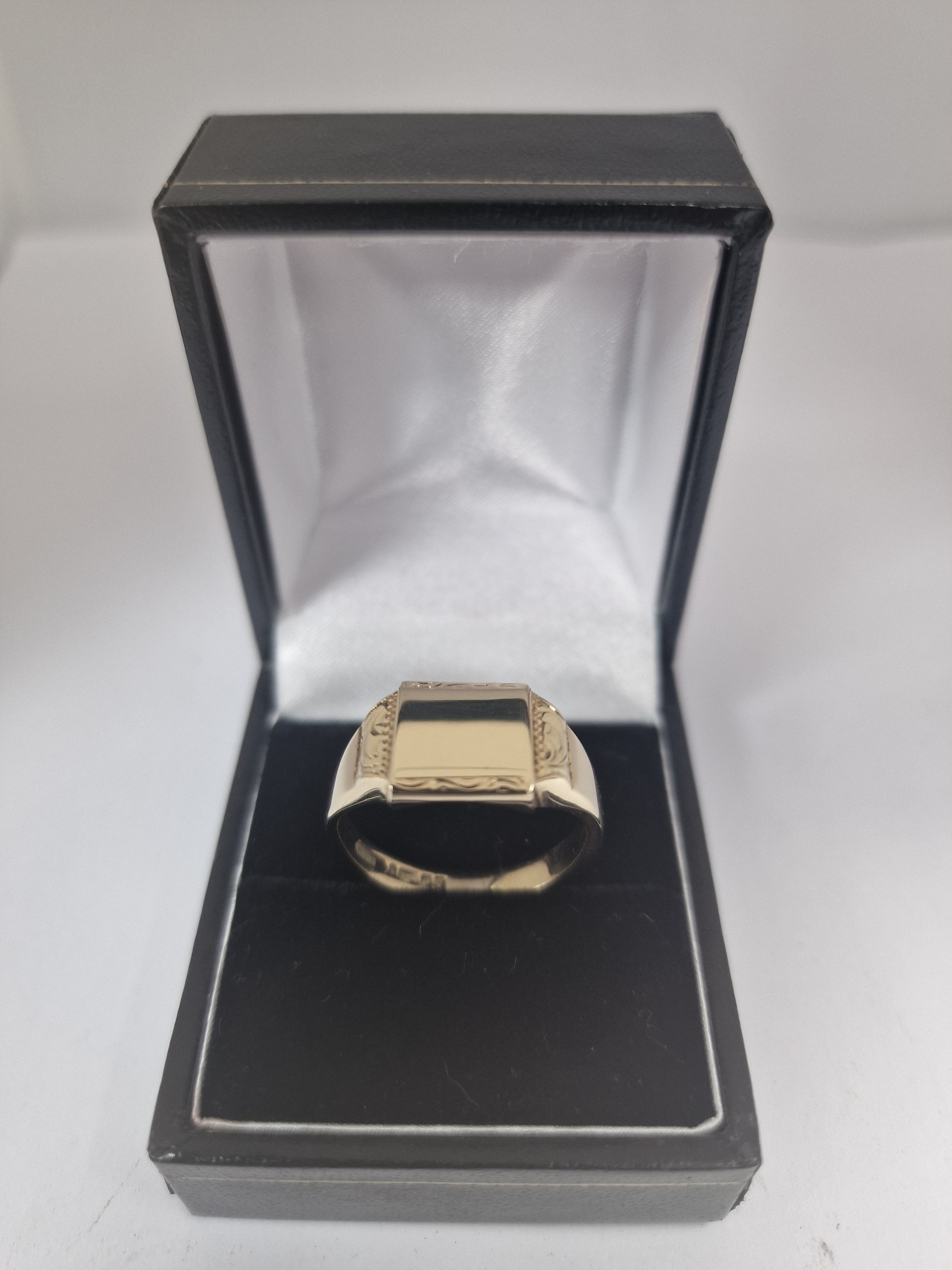 Gold Ring 9CT 375 7.9G Size U