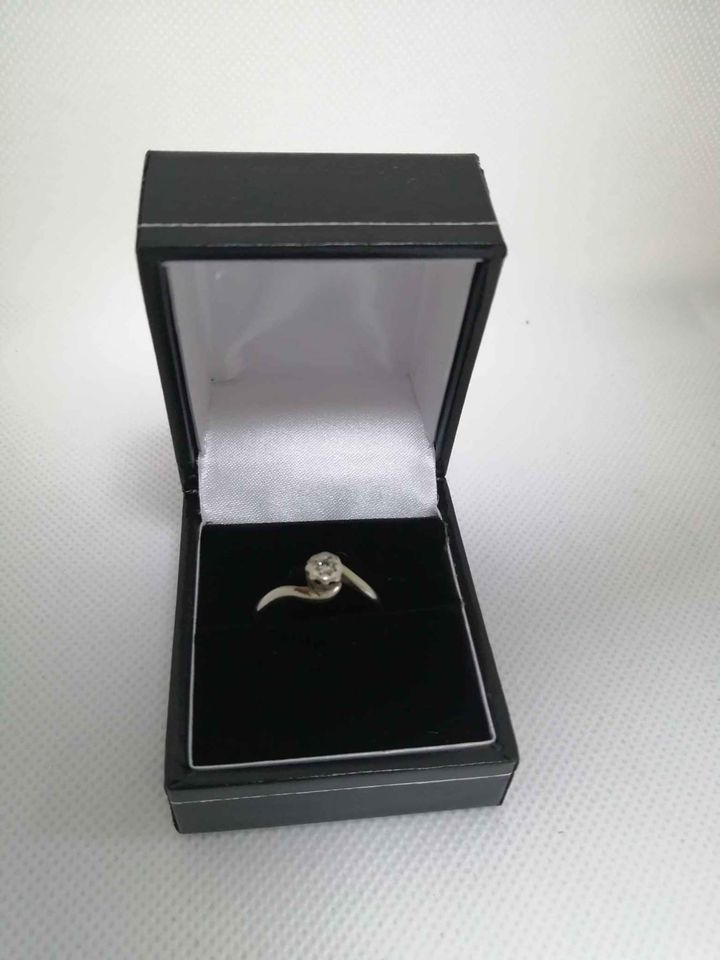 Ladies hallmarked 9ct white gold diamond ring, size N 1.8grams