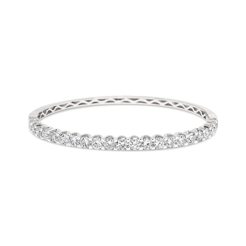 18KT WHITE GOLD DIAMOND BANGLE.